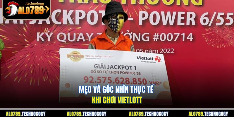 Người chơi kiểm tra vé Vietlott sau khi quay thưởng